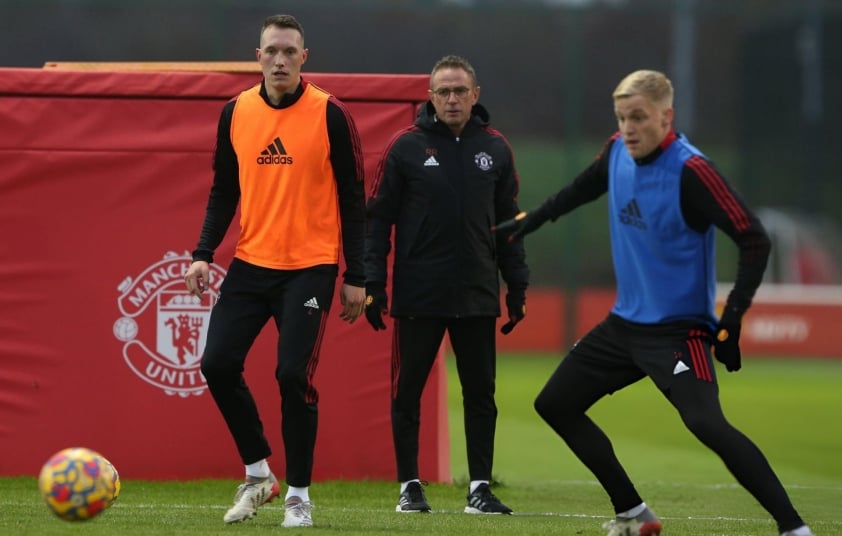 Phil Jones tiết lộ khoảnh khắc làm 'náo loạn' phòng thay đồ của cựu HLV MU 532520